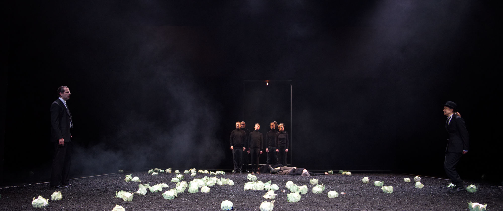 006-DER_AUFHALTSAME_AUFSTIEG_DES_ARTURO_UI_BERTOLT_BRECHT_STAATSTHEATER_COTTBUS_REGIE_MALTE_KREUTZFELDT_2018__photo_Marlies_Kross