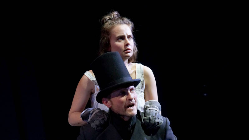 Olga von Luckwald (Cosette), Immanuel Humm (Valjean) _ photo (c) Olaf Struck